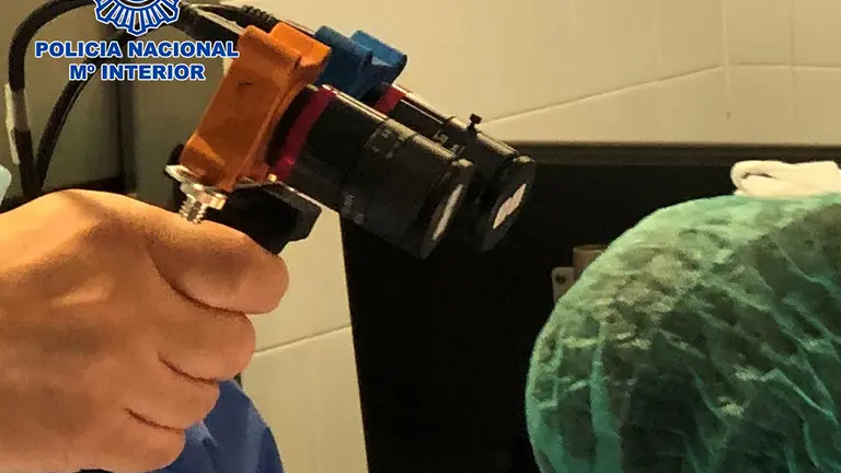 Investigan el coronavirus para que sea visible al ojo humano. Policía Nacional.