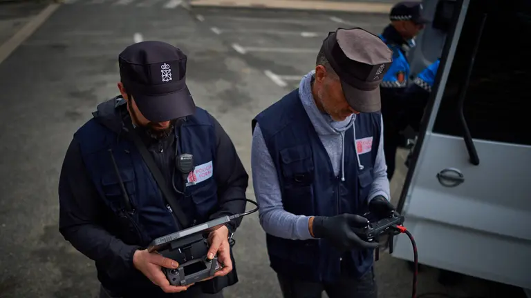 La Policía Foral vigila los cielos con drones para que ningun ciudadano se salte el estado de alerta durante la crisis del coronavirus. MIGUEL OSÉS