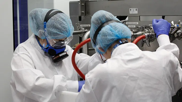 Varios trabajadores sanitarios durante su jornada laboral. Europa Press.