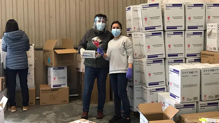 Donaciones de EPIS a las residencias de personas mayores Lares. Cedida.