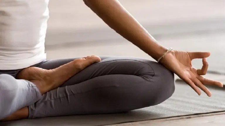 Una persona meditando en su casa para relajarse en el confinamiento por el Covid-19. ARCHIVO