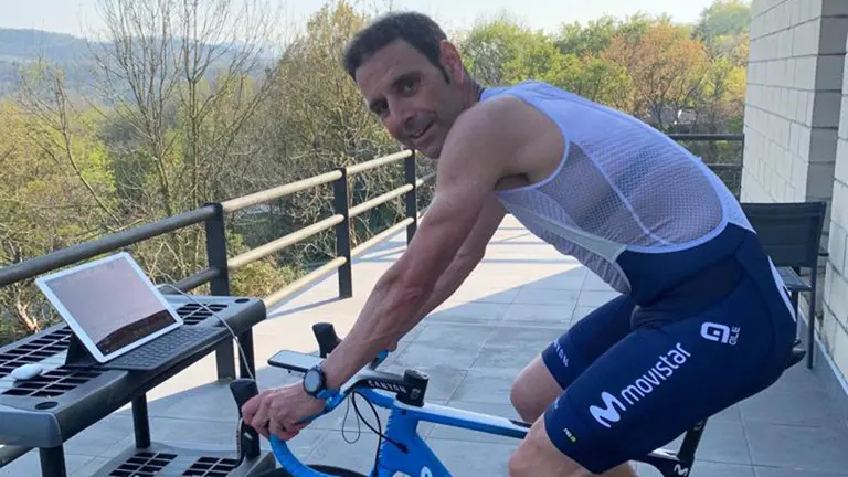 El exciclista navarro Patxi Vila durante un entrenamiento virtual. Facebook.
