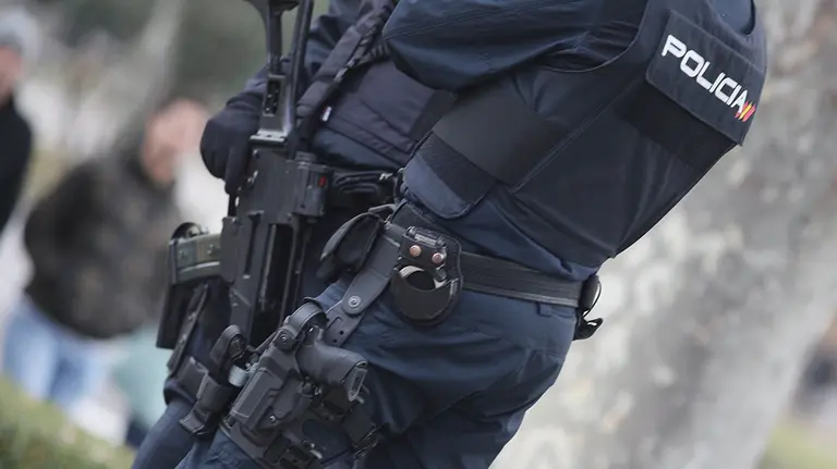 Dos agentes de la Policía Nacional en una calle de Madrid. Europa Press.

16 diciembre 2019, SEGURIDAD, POLICÍA, ANGES DE POLICÍA, GUARDIA. 
  (Foto de ARCHIVO)

12/16/2019