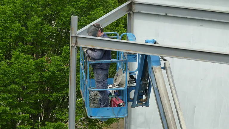 Un trabajador de la construcción en Pamplona. Navarra.com