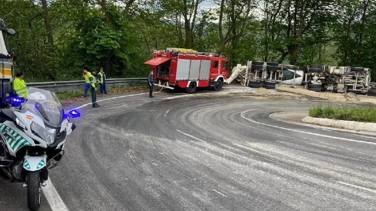 Accidente en la N-121-B en el que un camionero ha resultado herido. GUARDIA CIVIL