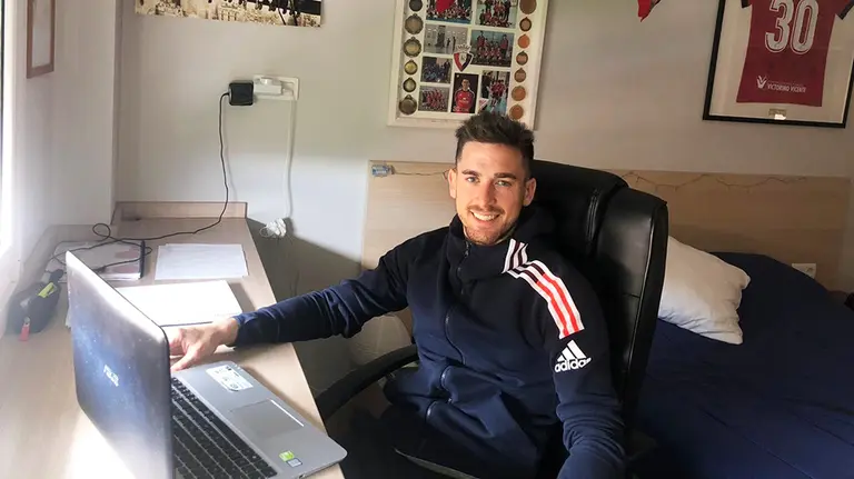 Kike Barja delante de un ordenador en su domicilio. CA Osasuna.