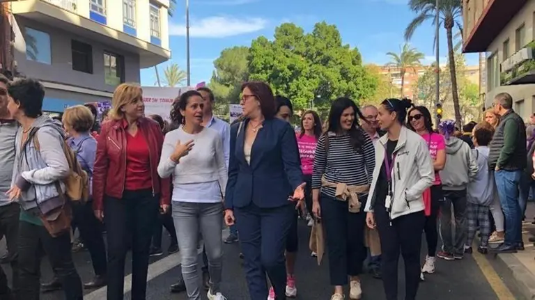 Un grupo de mujeres se manifiestan el 8 de marzo en la calle. Europa Press.