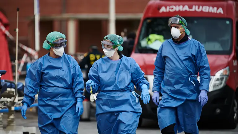 Tres sanitarios acuden a quitarse los EPIs después de un traslado poitivo de coronavirus. PABLO LASAOSA