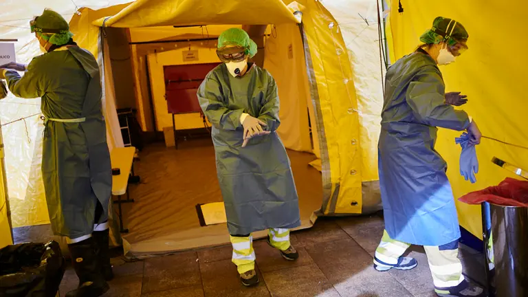 Tres sanitarios acuden a quitarse los EPIs después de un traslado poitivo de coronavirus. PABLO LASAOSA