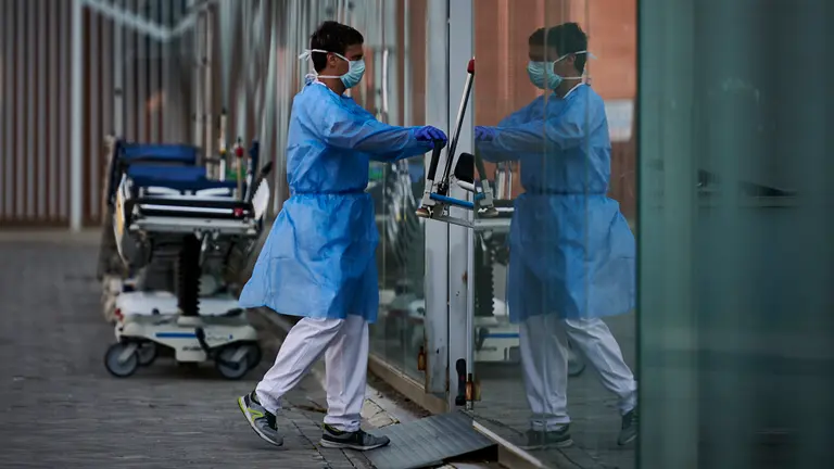Un celador de urgencias carga una camilla que ha sido desinfectada. PABLO LASAOSA