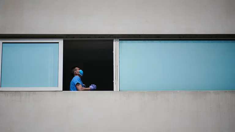 Persona sanitario se prepara para atender a personas positivas en coronavirus en el NH Iruña Park. PABLO LASAOSA