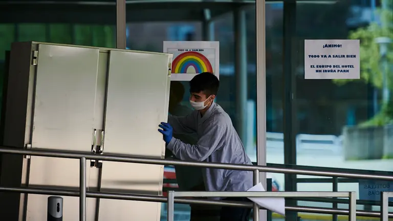 Una persona trasporta el cátering al hotel NH Iruña Park, donde están alojadas personas con positivo en coronavirus. PABLO LASAOSA