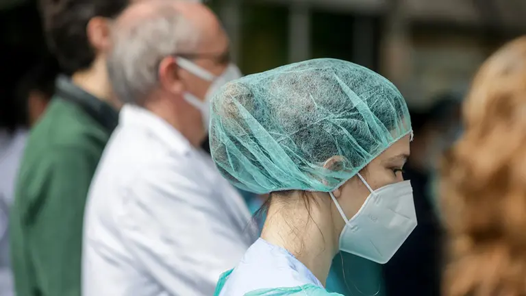 Un grupo de sanitarios durante un homenaje a un compañero de trabajo fallecido. Europa Press.