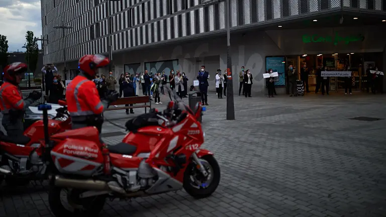 Trabajadores del Corte Ingles se suman a las diferentes fuerzas de seguridad del estado para el homenaje diario a los sanitarios. MIGUEL OSÉS