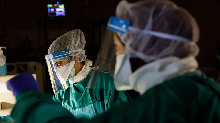 EXCLUSIVE:
April 18, 2020 - Tel Aviv, Israel: the medical staff working the night shift at the Coronavirus ward in Sourasky Medical Center - Ichilov in Tel Aviv. Ichilov Hospital is working with predictive analytics platform CLEW to remotely diagnose the type of respiratory deterioration characteristic of COVID-19. The number of COVID-19 deaths in Israel currently stands at 164. The total number of confirmed cases is 13,265, up 283 over the past 24 hours. The number of serious cases is down 2.4\% to 164, while the number of patients on ventilators is down 7.4\% to 113. The number of hospitalized patients is 586. The number of patients who have recovered is 3,456. (Ziv Koren/Contacto)
ONLY FOR USE IN SPAIN

EXCLUSIVE:
April 18, 2020 - Tel Aviv, Israel: the medical staff working the night shift at the Coronavirus ward in Sourasky Medical Center - Ichilov in Tel Aviv. Ichilov Hospital is working with predictive analytics platform CLEW to remotely diagnose the type of respiratory deterioration characteristic of COVID-19. The number of COVID-19 deaths in Israel currently stands at 164. The total number of confirmed cases is 13,265, up 283 over the past 24 hours. The number of serious cases is down 2.4\% to 164, while the number of patients on ventilators is down 7.4\% to 113. The number of hospitalized patients is 586. The number of patients who have recovered is 3,456. (Ziv Koren/Contacto)

18/4/2020 ONLY FOR USE IN SPAIN