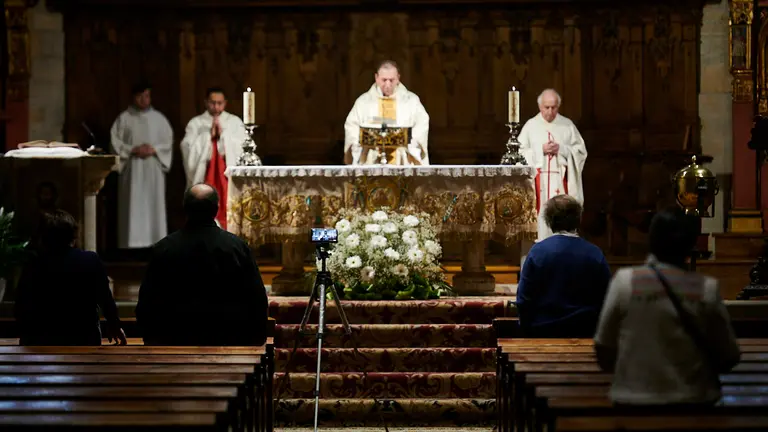 Cesar Magaña, Párroco de la Iglesia de San Nicolás celebra Misa a puerta cerrada durante la crisis del coronavirus. PABLO LASAOSA