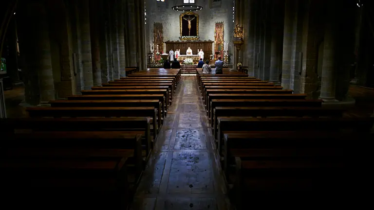 Cesar Magaña, Párroco de la Iglesia de San Nicolás celebra Misa a puerta cerrada durante la crisis del coronavirus. PABLO LASAOSA