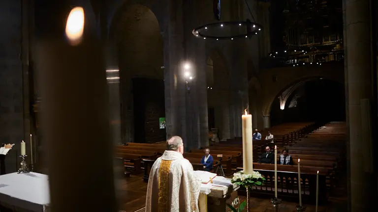 Cesar Magaña, Párroco de la Iglesia de San Nicolás celebra Misa a puerta cerrada durante la crisis del coronavirus. PABLO LASAOSA