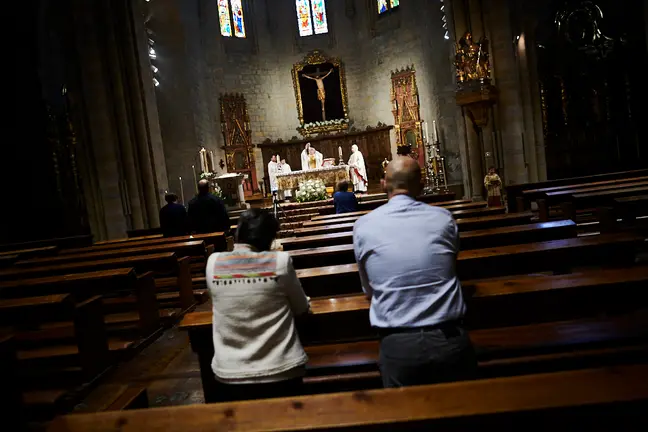 Cesar Magaña, Párroco de la Iglesia de San Nicolás celebra Misa a puerta cerrada durante la crisis del coronavirus. PABLO LASAOSA