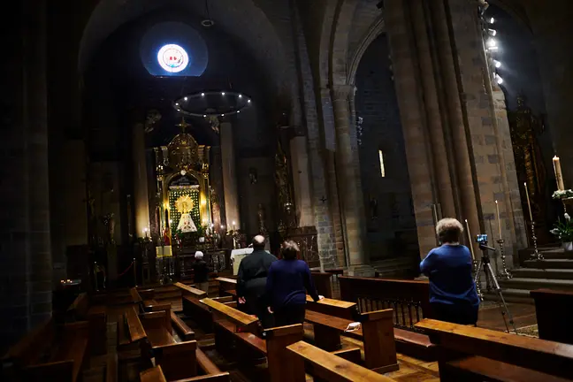 Cesar Magaña, Párroco de la Iglesia de San Nicolás celebra Misa a puerta cerrada durante la crisis del coronavirus. PABLO LASAOSA