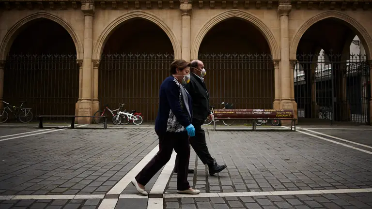 Cesar Magaña, Párroco de la Iglesia de San Nicolás celebra Misa a puerta cerrada durante la crisis del coronavirus. PABLO LASAOSA