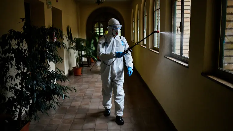 Militares de la UME desinfectan la residencia sacerdotal Buen Pastor durante la crisis del coronavirus. PABLO LASAOSA