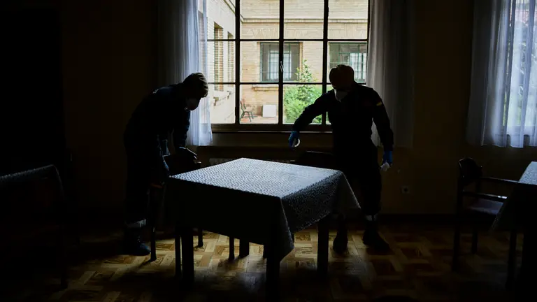 Militares de la UME desinfectan la residencia sacerdotal Buen Pastor durante la crisis del coronavirus. PABLO LASAOSA