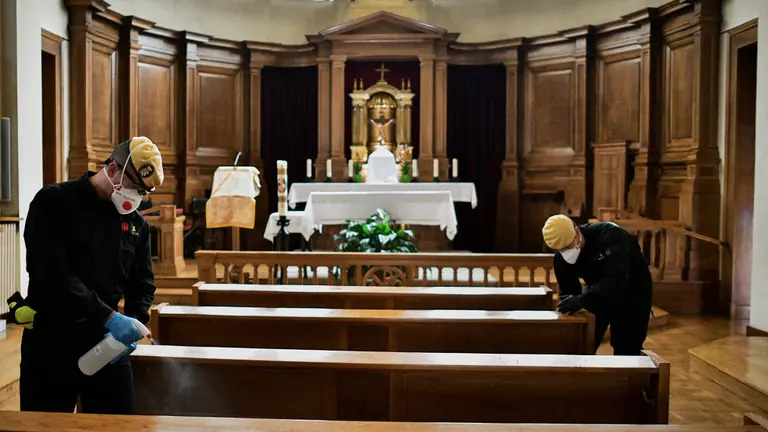 Militares de la UME desinfectan la residencia sacerdotal Buen Pastor durante la crisis del coronavirus. PABLO LASAOSA