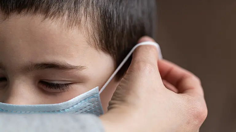 Una madre coloca a su hijo una mascarilla un día después de que el presidente del Gobierno, Pedro Sánchez, haya confirmado en una rueda de prensa que los niños podrán salir a la calle "con condiciones" a partir del 27 de abril, en Vitoria/Euskadi (España) a 19 de abril de 2020.

19 ABRIL 2020 INFANCIA;PROTECCIÓN;CORONAVIRUS;PANDEMIA;COVID-19;ENFERMEDAD;SALUD;SANIDAD

19/4/2020