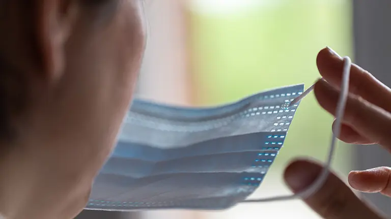 Una mujer se coloca una mascarilla tras haberle puesto otra a su hijo un día después de que el presidente del Gobierno, Pedro Sánchez, haya confirmado en una rueda de prensa que los niños podrán salir a la calle "con condiciones" a partir del 27 de abril, en Vitoria/Euskadi (España) a 19 de abril de 2020.

19 ABRIL 2020 INFANCIA;PROTECCIÓN;CORONAVIRUS;PANDEMIA;COVID-19;ENFERMEDAD;SALUD;SANIDAD

19/4/2020