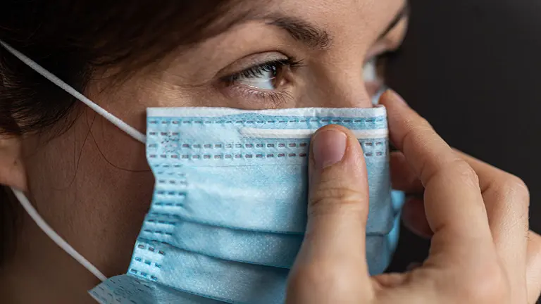 Una mujer se coloca una mascarilla tras haberle puesto otra a su hijo un día después de que el presidente del Gobierno, Pedro Sánchez, haya confirmado en una rueda de prensa que los niños podrán salir a la calle "con condiciones" a partir del 27 de abril, en Vitoria/Euskadi (España) a 19 de abril de 2020.

19 ABRIL 2020 INFANCIA;PROTECCIÓN;CORONAVIRUS;PANDEMIA;COVID-19;ENFERMEDAD;SALUD;SANIDAD

19/4/2020