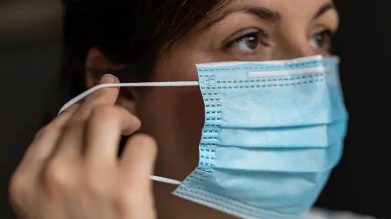 Una mujer se coloca una mascarilla tras haberle puesto otra a su hijo un día después de que el presidente del Gobierno, Pedro Sánchez, haya confirmado en una rueda de prensa que los niños podrán salir a la calle "con condiciones" a partir del 27 de abril, en Vitoria/Euskadi (España) a 19 de abril de 2020.

19 ABRIL 2020 INFANCIA;PROTECCIÓN;CORONAVIRUS;PANDEMIA;COVID-19;ENFERMEDAD;SALUD;SANIDAD

19/4/2020