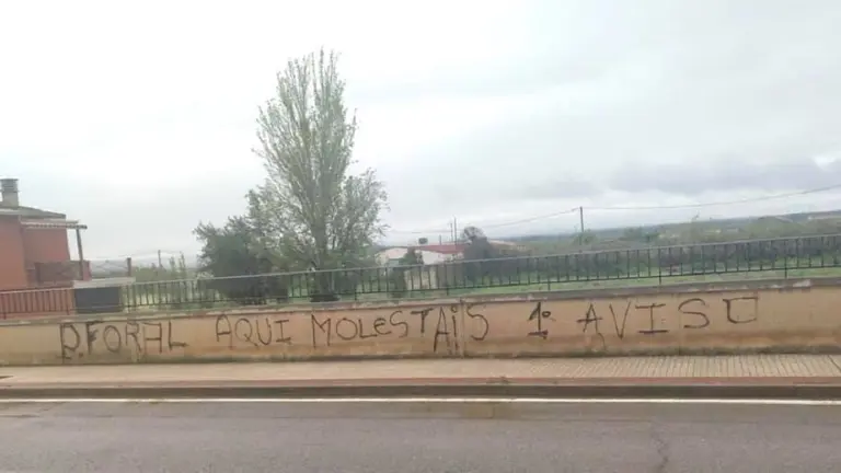 Pintada contra la Policía Foral en Valtierra. FACEBOOK AYUNTAMIENTO DE VALTIERRA