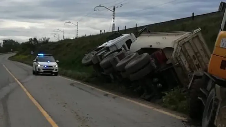 Un vehículo de la Guardia Civil en el lugar en el que ha volcado el camión en la NA-660 - GUARDIA CIVIL