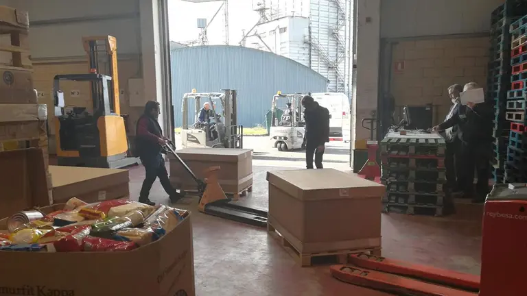 Varios voluntarios trabajan en la sede del Banco de Alimentos de Navarra ARCHIVO