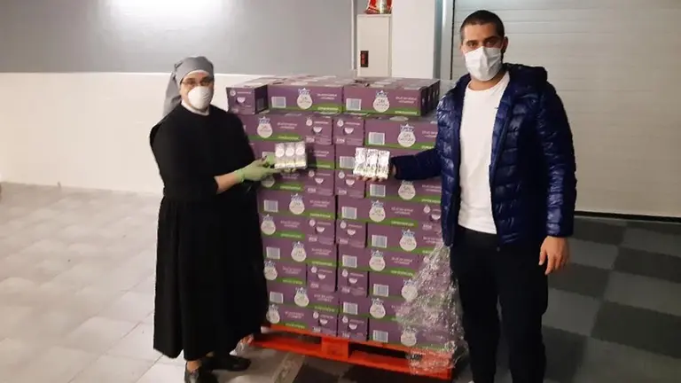 Donación a las Hermanitas de los Pobres, con la madre María Dolores y Ardei Orduña (Kaiku Km0 Navarra) CEDIDA