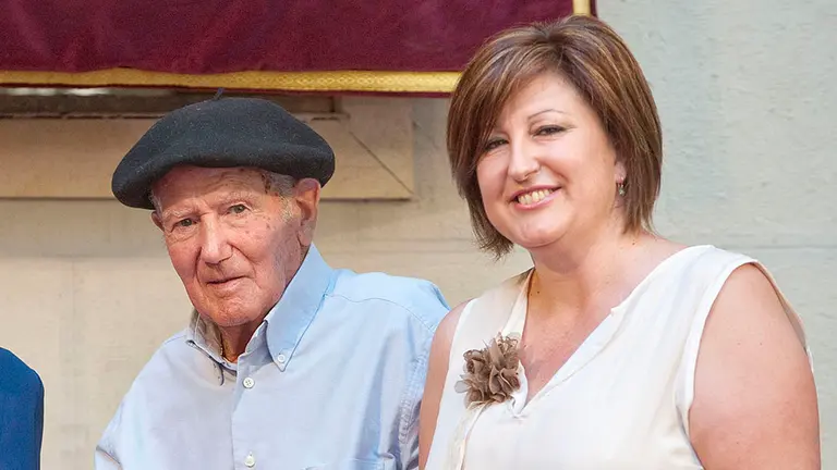 Joxe Ulibarrena y su hija Elur, durante la entrega de la Cruz de Carlos III el Noble, en 2017. GOBIERNO DE NAVARRA