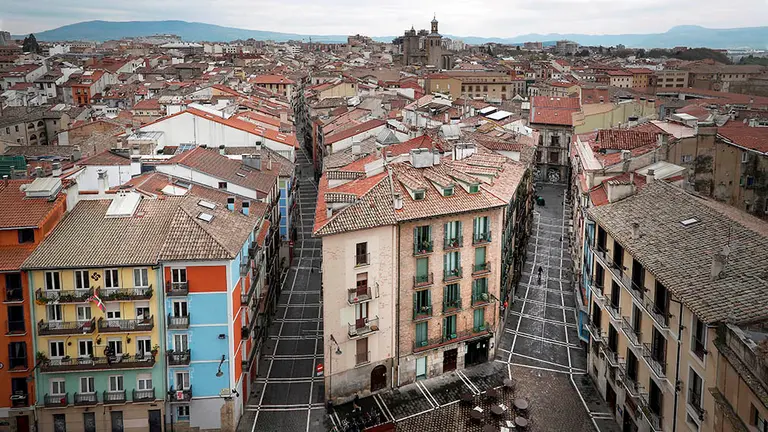 Un hombre camina solitario por las calles del casco antiguo de Pamplona durante el estado de alarma decretado por la crisis del coronavirus. EFE/VILLAR LOPEZ
