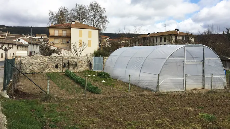 Una huerta con un invernadero en Murieta (Navarra).