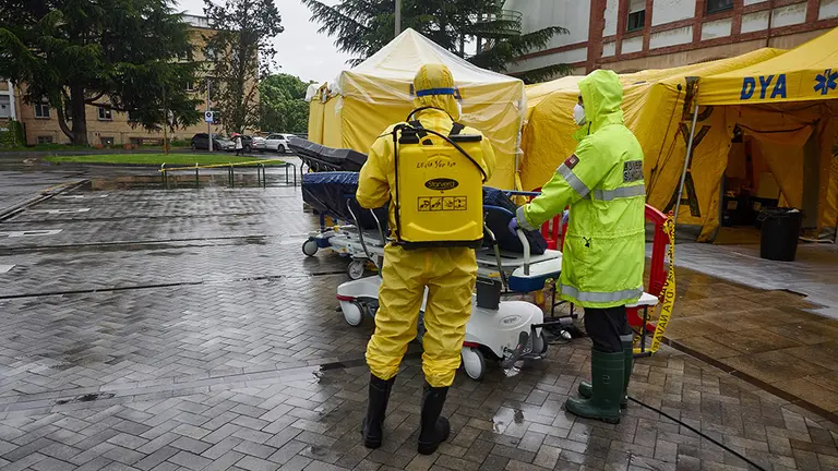 Voluntarios de la asociación sin ánimo de lucro DYA desinfectan bajo la lluvia camillas en las inmediaciones del Complejo Hospitalario de Navarra prevenir la expansión del coronavirus. En Pamplona, (Navarra), a 21 de abril de 2020.

21 ABRIL 2020;NAVARRA;PAMPLONA;EPIDEMIA;CORONAVIRUS;COVID-19;DESINFECCION;COMPLEJO HOSPITALARIO DE NAVARRA

21/4/2020