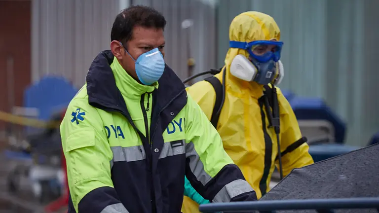 Voluntarios de la asociación sin ánimo de lucro DYA desinfectan bajo la lluvia camillas en las inmediaciones del Complejo Hospitalario de Navarra prevenir la expansión del coronavirus. En Pamplona, (Navarra), a 21 de abril de 2020.

21 ABRIL 2020;NAVARRA;PAMPLONA;EPIDEMIA;CORONAVIRUS;COVID-19;DESINFECCION;COMPLEJO HOSPITALARIO DE NAVARRA

21/4/2020
