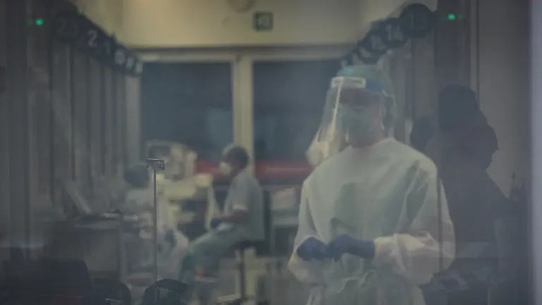 Trajes colgados en la zona de secado colgados en inmediaciones del Complejo Hospitalario de Navarra donde durante la mañana de hoy voluntarios de la asociación DYA han desinfectado camillas con el fin de prevenir la expansión del coronavirus. En Pamplona, (Navarra), a 21 de abril de 2020.
21 ABRIL 2020;NAVARRA;PAMPLONA;EPIDEMIA;CORONAVIRUS;COVID-19;DESINFECCION;COMPLEJO HOSPITALARIO DE NAVARRA
21/4/2020