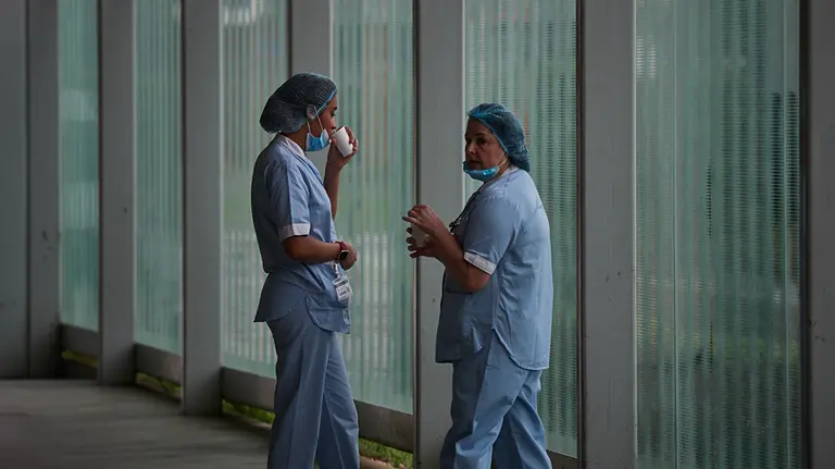 Trajes colgados en la zona de secado colgados en inmediaciones del Complejo Hospitalario de Navarra donde durante la mañana de hoy voluntarios de la asociación DYA han desinfectado camillas con el fin de prevenir la expansión del coronavirus. En Pamplona, (Navarra), a 21 de abril de 2020.

21 ABRIL 2020;NAVARRA;PAMPLONA;EPIDEMIA;CORONAVIRUS;COVID-19;DESINFECCION;COMPLEJO HOSPITALARIO DE NAVARRA

21/4/2020