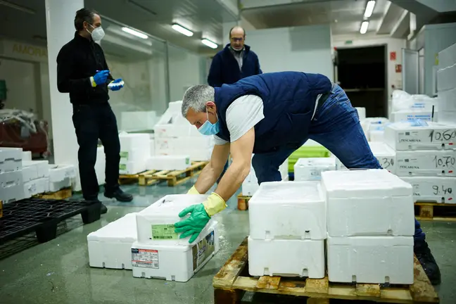 Trabajadores de Mercairuña durante la crisis del coronavirus. PABLO LASAOSA