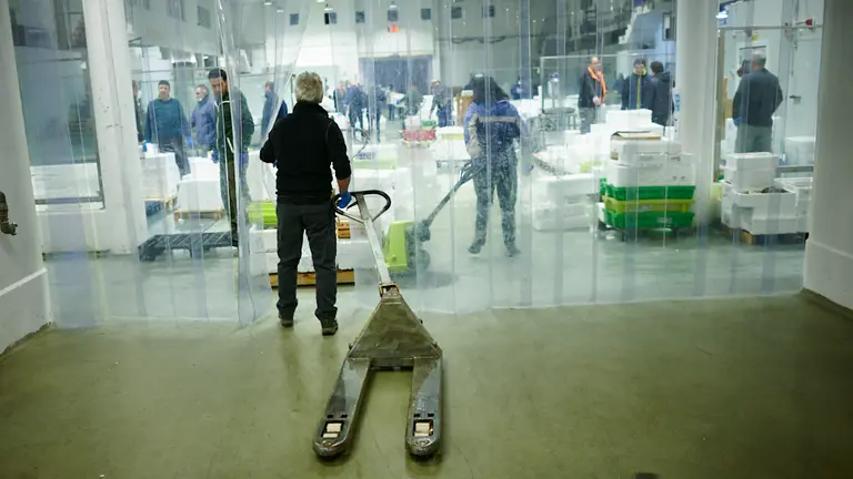 Trabajadores de Mercairuña durante la crisis del coronavirus. PABLO LASAOSA