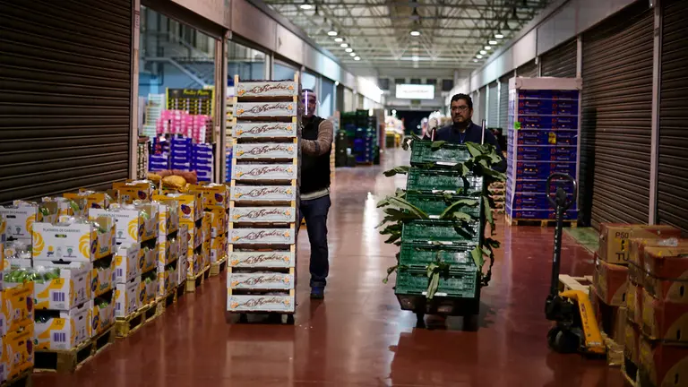 Trabajadores de Mercairuña durante la crisis del coronavirus. PABLO LASAOSA