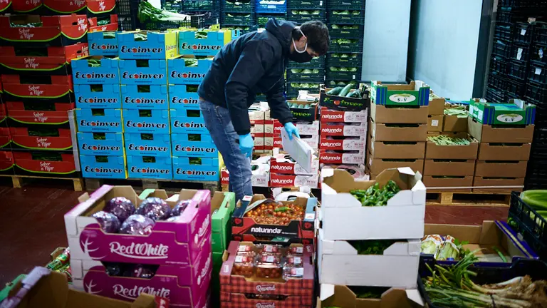 Trabajadores de Mercairuña durante la crisis del coronavirus. PABLO LASAOSA