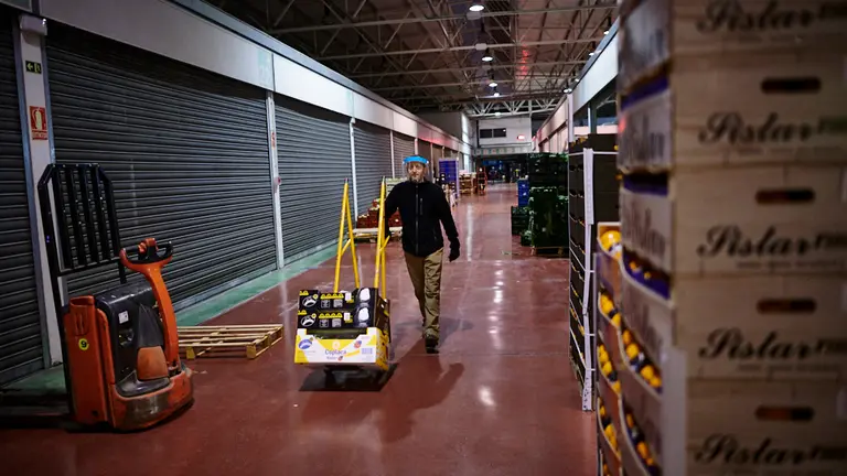 Trabajadores de Mercairuña durante la crisis del coronavirus. PABLO LASAOSA