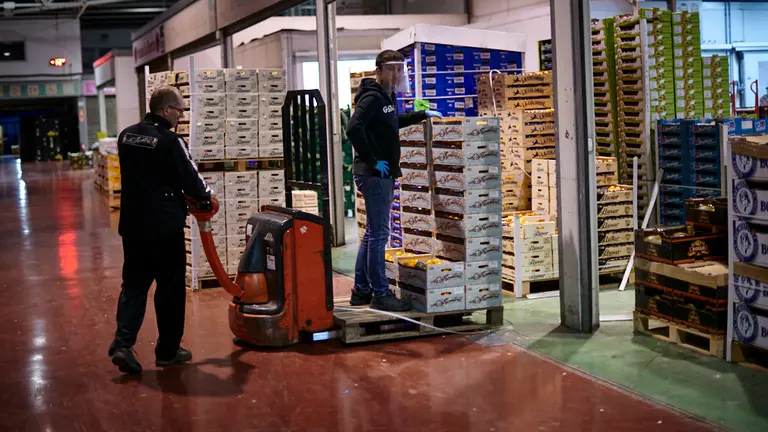 Trabajadores de Mercairuña durante la crisis del coronavirus. PABLO LASAOSA