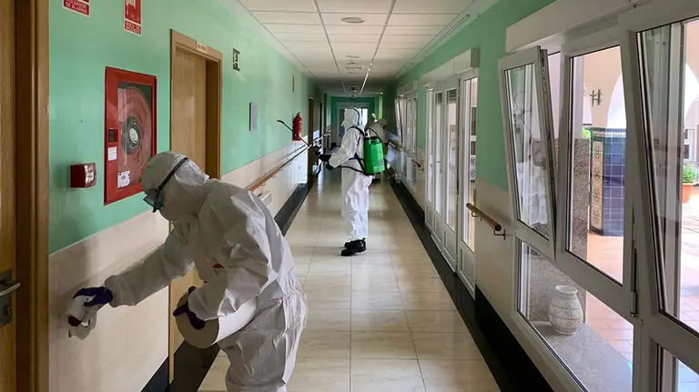 La UME realiza labores de desinfección en la residencia Santa Teresa Jornet de Almería

La UME realiza labores de desinfección en la residencia Santa Teresa Jornet de Almería


21/4/2020